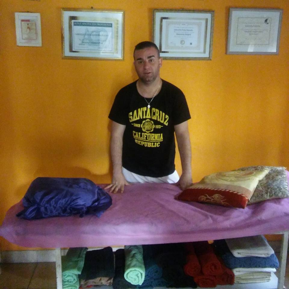 Emanuel Sario en su espacio de masajes en Ituzaingó